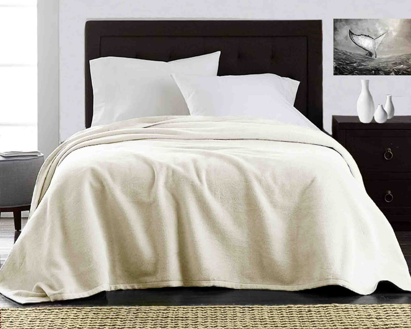 Ivory ultra plush fleece blanket with white hypoallergenic pillows#colour_ivory