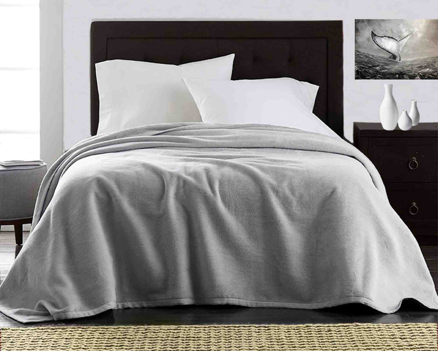 Light grey ultra plush fleece blanket with white hypoallergenic pillowson the bed#colour_light-grey