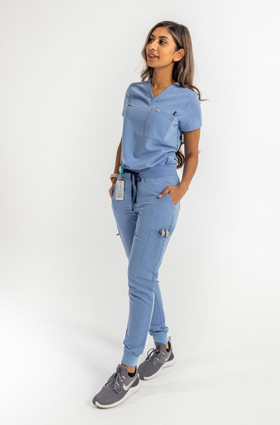 Vena ladies jogger style scrub lady showing the two side pockets#style_women#colour_ceil-blue