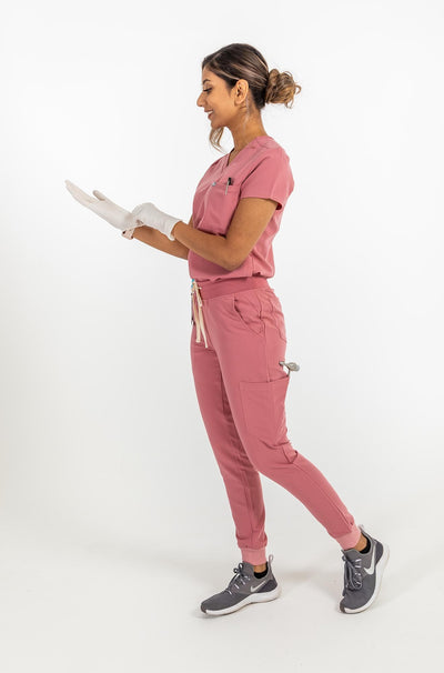 VENA ladies jogger shirt scrub shirt lady fitting the globes on her hand#colour_rose